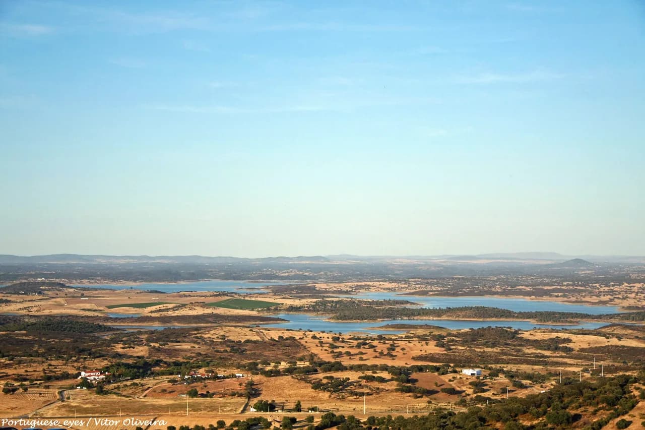 Vista da albufeira do Alqueva, o maior lago artificial da Europa Ocidental