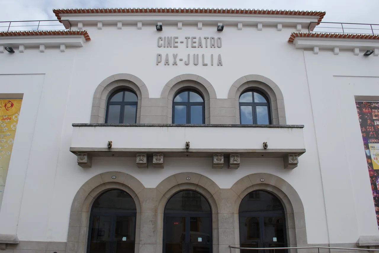 Fachada do Cine-Teatro Pax Julia, em Beja